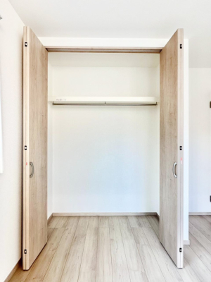 ���[ �m���̃N���[�[�b�g�B���s��������̂Ō���̈ߗނ�����������܂�܂��B