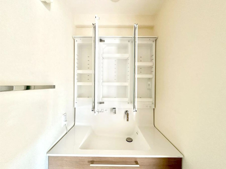 ���̑����� �O�ʋ��̗��ɁA���ϕi��q���p�i�Ȃǂ����[�\�B���ʑ����������ƕۂ��܂��I