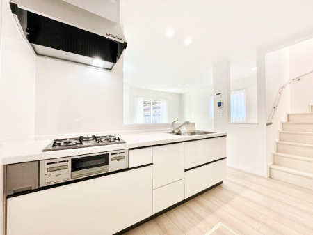 �L�b�`�� ���r���O�ŗV�Ԃ��q�l�������Ȃ��炨�������ł���ΖʃL�b�`���B  