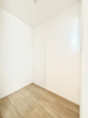 ���[ ���ʏ��ɂ͐�܂̃X�g�b�N��^�I���Ȃǂ̎��[�ɕ֗��ȃ��l���X�y�[�X�t���ł��B