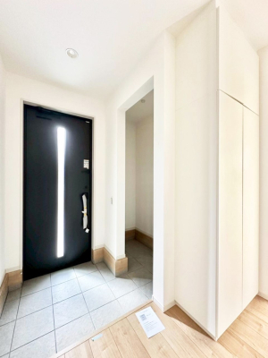 ���� �K���X�X���b�g�̓��������փh�A�������Ɍ���͂��Ă���܂�