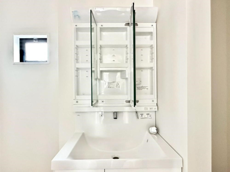 ���̑����� �O�ʋ��̗��ɁA���ϕi��q���p�i�Ȃǂ����[�\�B���ʑ����������ƕۂ��܂��I