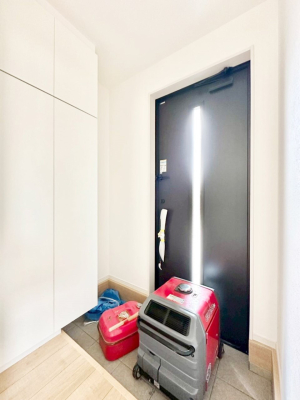 ���� �K���X�X���b�g�̓��������փh�A�������Ɍ���͂��Ă���܂�