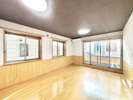 ���r���O ���R������荞�܂�A�Ƒ��c���̏ꏊ�𖾂邭���o