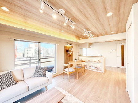 ���r���O �Ƒ��̘a�₩�ȉ�b���������Ă������B�J�����̂��郊�r���O�ł�