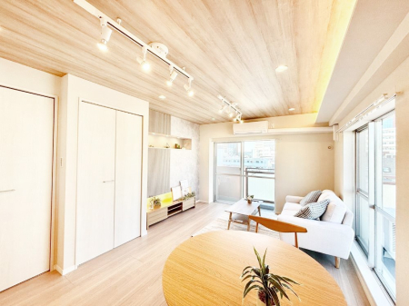 ���r���O ���R������荞�܂�A�Ƒ��c���̏ꏊ�𖾂邭���o