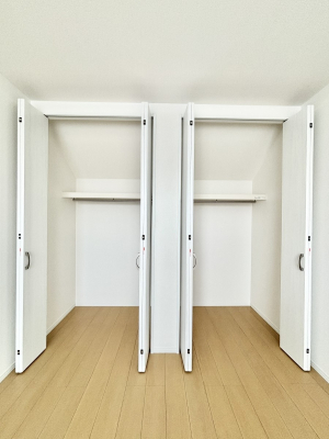 ���[ �m���̃N���[�[�b�g�B���s��������̂Ō���̈ߗނ�����������܂�܂��B