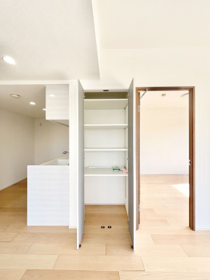 ���̑����� ���r���O���[�B�����Ɏ��[������ƕ����W�܂�LDK���X�b�L���Еt�������ł��ˁB  