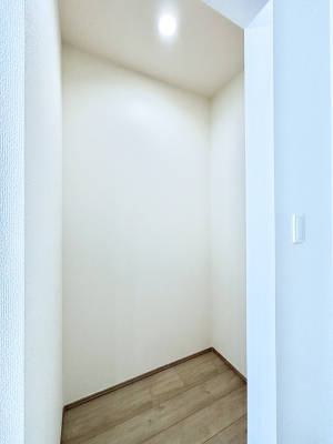 ���[ �L�b�`���ɂ̓p���g���[�I�H�ނ̃X�g�b�N�͂������A���p�i�̎��[�Ȃǎg�����͂��낢��I