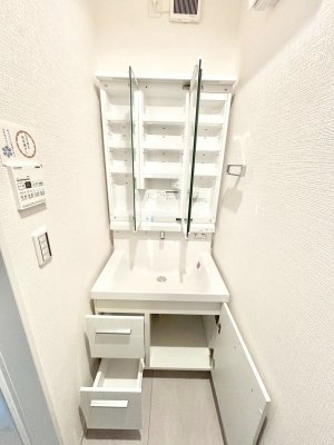 ���̑����� �O�ʋ��̗��ɁA���ϕi��q���p�i�Ȃǂ����[�\�B���ʑ����������ƕۂ��܂��I