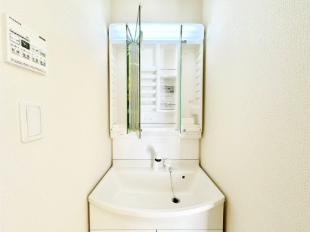 ���̑����� �O�ʋ��̗��ɁA���ϕi��q���p�i�Ȃǂ����[�\�B���ʑ����������ƕۂ��܂��I