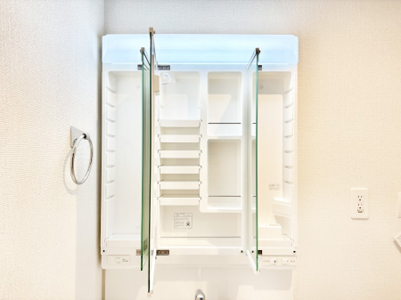 ���ʑ�E���ʏ� �O�ʋ��̗��ɁA���ϕi��q���p�i�Ȃǂ����[�\�B���ʑ����������ƕۂ��܂��I  