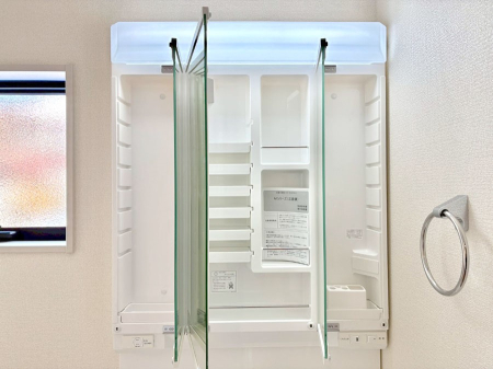 ���̑����� �O�ʋ��̗��ɁA���ϕi��q���p�i�Ȃǂ����[�\�B���ʑ����������ƕۂ��܂��I