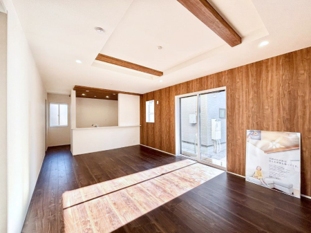 ���r���O ���R������荞�܂�A�Ƒ��c���̏ꏊ�𖾂邭���o