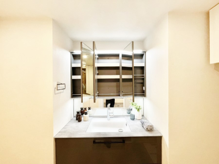 ���̑����� �O�ʋ��̗��ɁA���ϕi��q���p�i�Ȃǂ����[�\�B���ʑ����������ƕۂ��܂��I