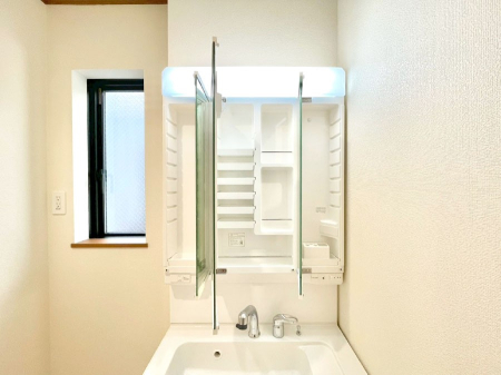 ���̑����� �O�ʋ��̗��ɁA���ϕi��q���p�i�Ȃǂ����[�\�B���ʑ����������ƕۂ��܂��I