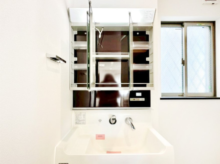 ���̑����� �O�ʋ��̗��ɁA���ϕi��q���p�i�Ȃǂ����[�\�B���ʑ����������ƕۂ��܂��I