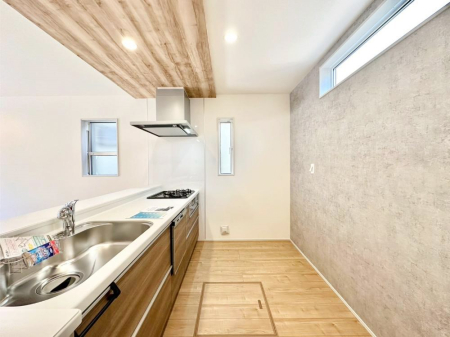 �L�b�`�� �u�₩�ȕ����ʂ蔲����L�b�`���B��������̂Ŗ��邭���C�ɂ��𗧂��܂��B�@