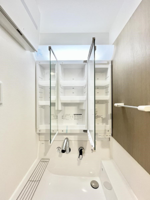 ���̑����� �O�ʋ��̗��ɁA���ϕi��q���p�i�Ȃǂ����[�\�B���ʑ����������ƕۂ��܂��I