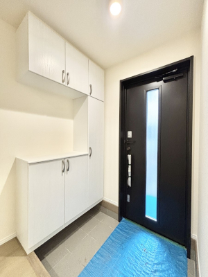 ���� �K���X�X���b�g�̓��������փh�A�������Ɍ���͂��Ă���܂�