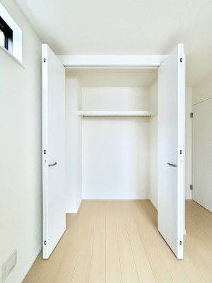 ���[ �m���̃N���[�[�b�g�B���s��������̂Ō���̈ߗނ�����������܂�܂��B