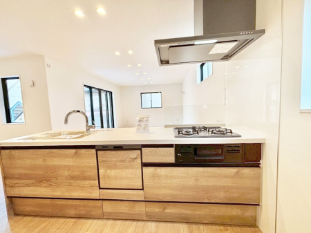 �L�b�`�� ���r���O�ŗV�Ԃ��q�l�������Ȃ��炨�������ł���ΖʃL�b�`��