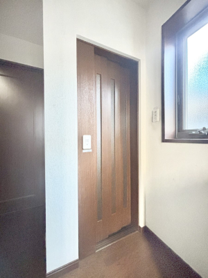 ���̑����� ����̏�艺��ɕ֗��ȃz�[���G���x�[�^�[�B�d���ו����^�ԂƂ������S�ł���