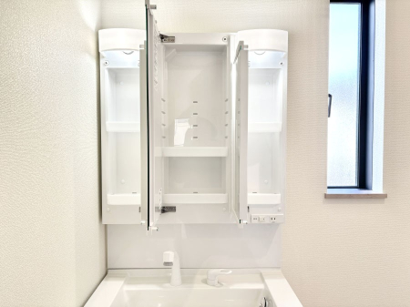 ���̑����� �O�ʋ��̗��ɁA���ϕi��q���p�i�Ȃǂ����[�\�B���ʑ����������ƕۂ��܂��I