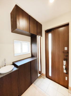 ���� �K���X�X���b�g�̓��������փh�A�������Ɍ���͂��Ă���܂�