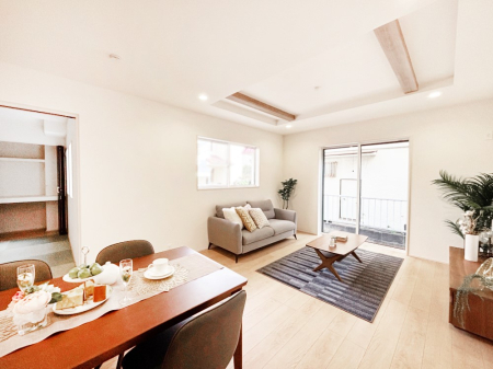 ���r���O ���R������荞�܂�A�Ƒ��c���̏ꏊ�𖾂邭���o