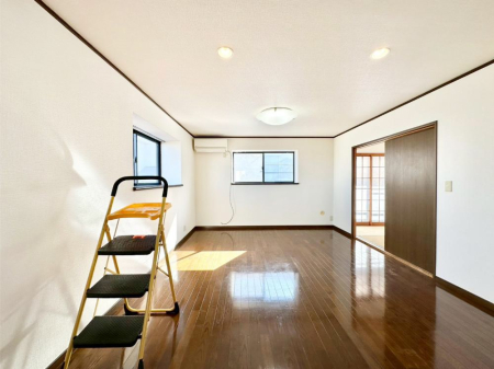 ̑ Ƒ̏Ί炪RƐ܂ĂAȕ͋C̃_CjOɎdオĂ܂B