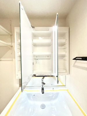 ���̑����� �O�ʋ��̗��ɁA���ϕi��q���p�i�Ȃǂ����[�\�B���ʑ����������ƕۂ��܂��I