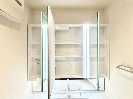 ���̑����� �O�ʋ��̗��ɁA���ϕi��q���p�i�Ȃǂ����[�\�B���ʑ����������ƕۂ��܂��I