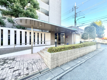 �G���g�����X �O�� �Y��ȃG���g�����X�́A���Z�҂�D�����}������Ă���܂�  