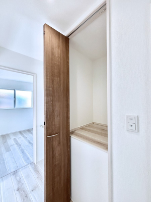 ���[ 2�K�L�����[�ɂ͑|���p�i����p�i�̃X�g�b�N�Ȃǂ����[�ł��܂��B