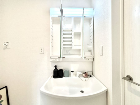 ���̑����� �O�ʋ��̗��ɁA���ϕi��q���p�i�Ȃǂ����[�\�B���ʑ����������ƕۂ��܂��I