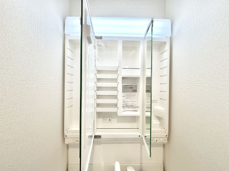 ���̑����� �O�ʋ��̗��ɁA���ϕi��q���p�i�Ȃǂ����[�\�B���ʑ����������ƕۂ��܂��I