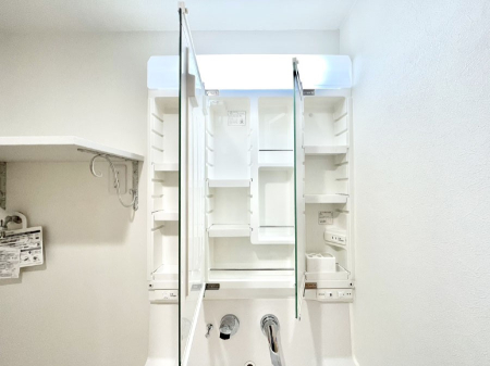 ���̑����� �O�ʋ��̗��ɁA���ϕi��q���p�i�Ȃǂ����[�\�B���ʑ����������ƕۂ��܂��I