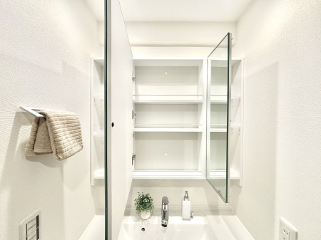 ���̑����� �O�ʋ��̗��ɁA���ϕi��q���p�i�Ȃǂ����[�\�B���ʑ����������ƕۂ��܂��I