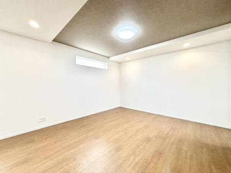 ̑ Ƒ̏Ί炪RƐ܂ĂAȕ͋C̃_CjOɎdオĂ܂B