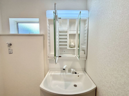 ���̑����� �O�ʋ��̗��ɁA���ϕi��q���p�i�Ȃǂ����[�\�B���ʑ����������ƕۂ��܂��I