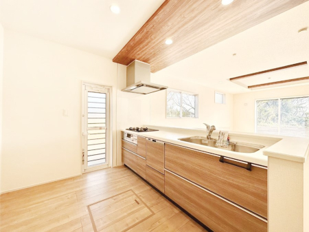 �L�b�`�� ���Ƒ��̉�b�e�ޑΖʃL�b�`���B���������̃p�p�}�}�����Ƒ��Ɖ߂������Ԃ����������I