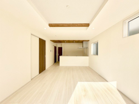 ���r���O �܏�V��͗��̓I�ȉ��s��������̂ŁA�V�䂪�L�������ĊJ���I�ȋ�Ԃ����o�ł��܂��B  