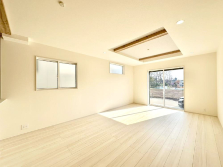 ���r���O �܏�V��͗��̓I�ȉ��s��������̂ŁA�V�䂪�L�������ĊJ���I�ȋ�Ԃ����o�ł��܂��B  