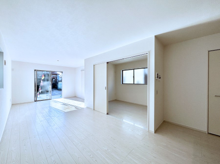 ���̑����� �Ƒ��̏Ί炪���R�Ɛ��܂�Ă���A����ȕ��͋C�̃_�C�j���O�Ɏd�オ���Ă��܂��B