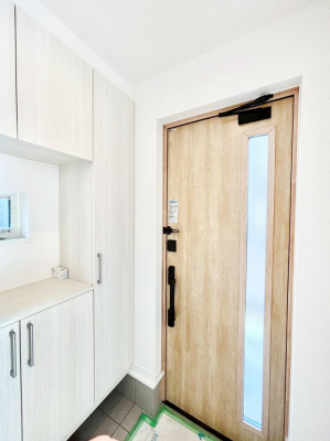 ���� �K���X�X���b�g�̓��������փh�A�������Ɍ���͂��Ă���܂�