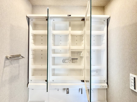 ���̑����� �O�ʋ��̗��ɁA���ϕi��q���p�i�Ȃǂ����[�\�B���ʑ����������ƕۂ��܂��I