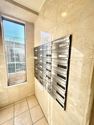 ���̑� �|�X�g�̓G���g�����X���ɂ���̂ŉJ�ɔG�ꂸ�X�ւ��󂯎��܂��ˁI