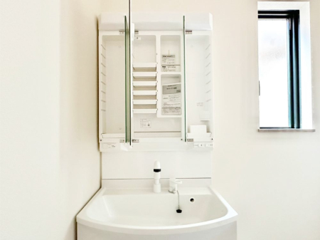 ���̑����� �O�ʋ��̗��ɁA���ϕi��q���p�i�Ȃǂ����[�\�B���ʑ����������ƕۂ��܂��I