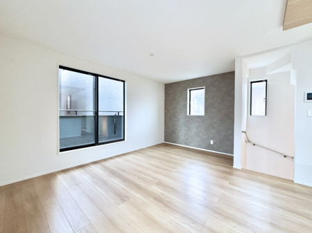 ̑ Ƒ̏Ί炪RƐ܂ĂAȕ͋C̃_CjOɎdオĂ܂ 